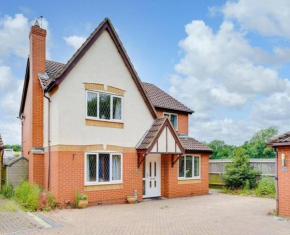 Spacious 4-Bed House with Conservatory and Parking